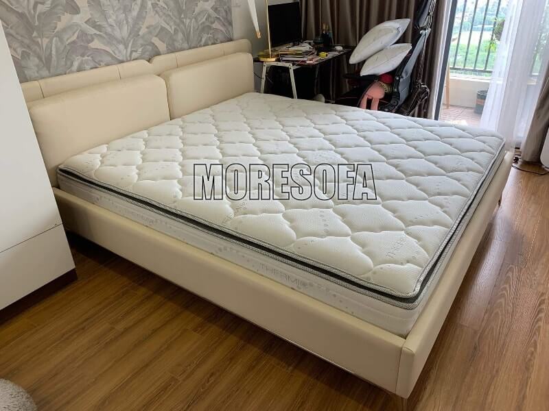 Mẫu giường ngủ bọc da màu sữa cao cấp được sản xuất tại xưởng MoreSofa-MHG 0006